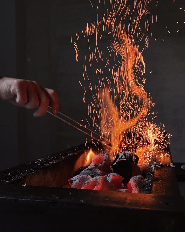 Uz oglēm gatavots ēdiens - Restorāns Akustika